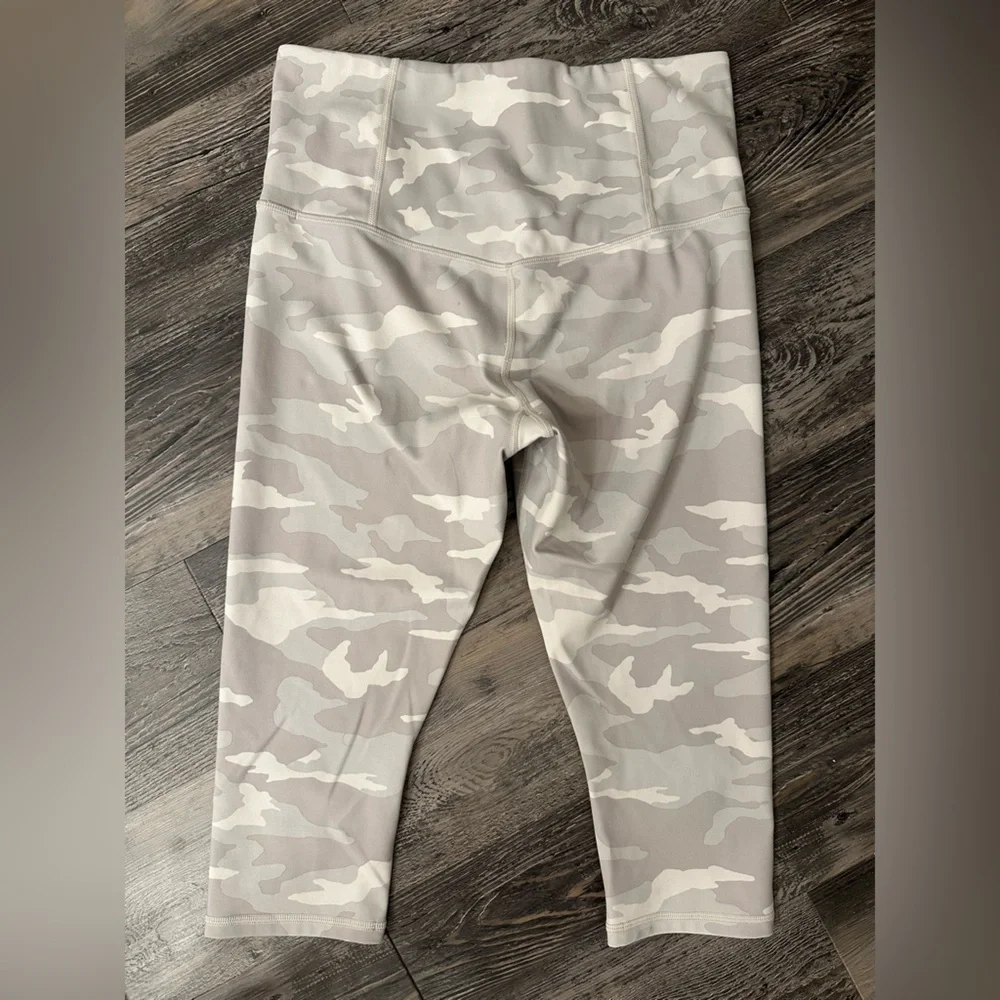 Athleta Medium Crop Gym Pants - Picture 2 of 4